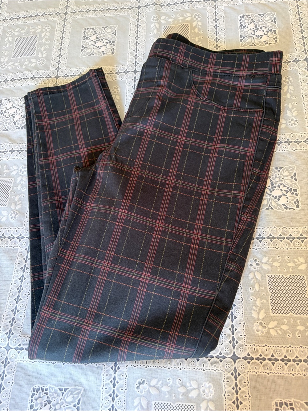 Natural Reflections Black Plaid Stretch Jeggings - Red Windowpane, size Large
